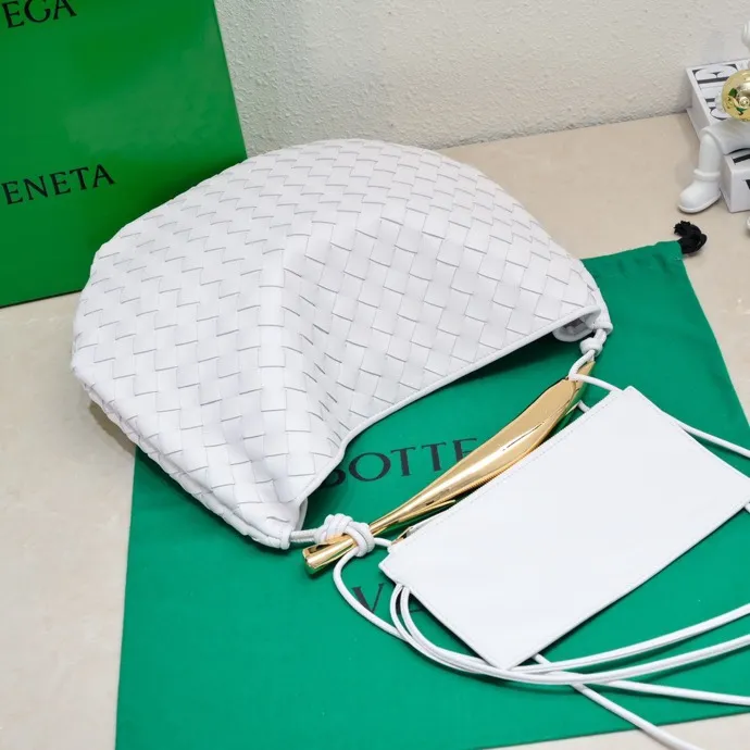 Original leather, batch 2060, the old-money style BV Sardine large size has been shipped🔥 Nowadays, many fashionable, rich and tasteful Jimei people are carrying the same bag invariably. It’s Bottega Veneta Sardine! Because this BV Sardine bag is so beautiful and high-end! The arc-shaped intrecciato woven bag body, paired with metal sardine handles, looks like a work of art, allowing people to ponder and appreciate it. Currently Sardine has launched three sizes for everyone to choose from. This is the largest size🉑️hand-held🉑️armpit🉑️single shoulder🉑️crossbody. It is a very high-quality and relatively niche treasure model. It will be very special when you carry it when you go out. It allows you to have the freedom of carrying a bag. Sisters go crazy. Style number: 7468-1# Size: 39*31*12cm